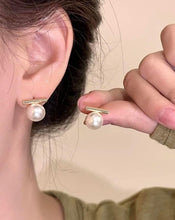 Load image into Gallery viewer, 18K Rod Pearl Earrings
