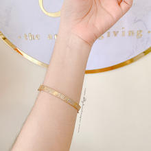 Load image into Gallery viewer, Love Bangle 18k | half stone

